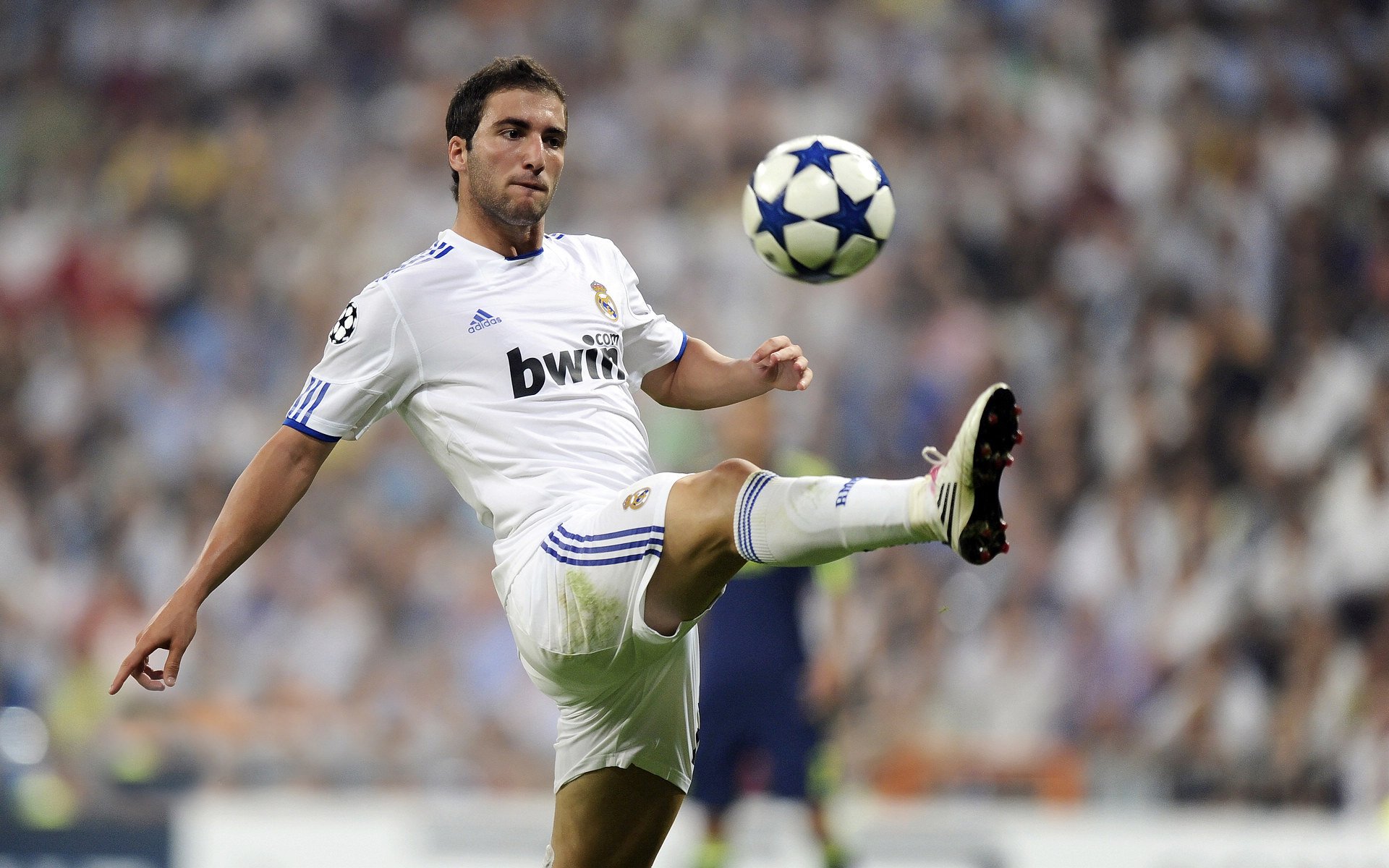 各大俱乐部战术升级，转会引援成为最佳选择，转会投入